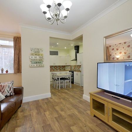 Ground Floor Apartment Up To 6 Guests With Games Chill Out Room Scarborough Exteriör bild