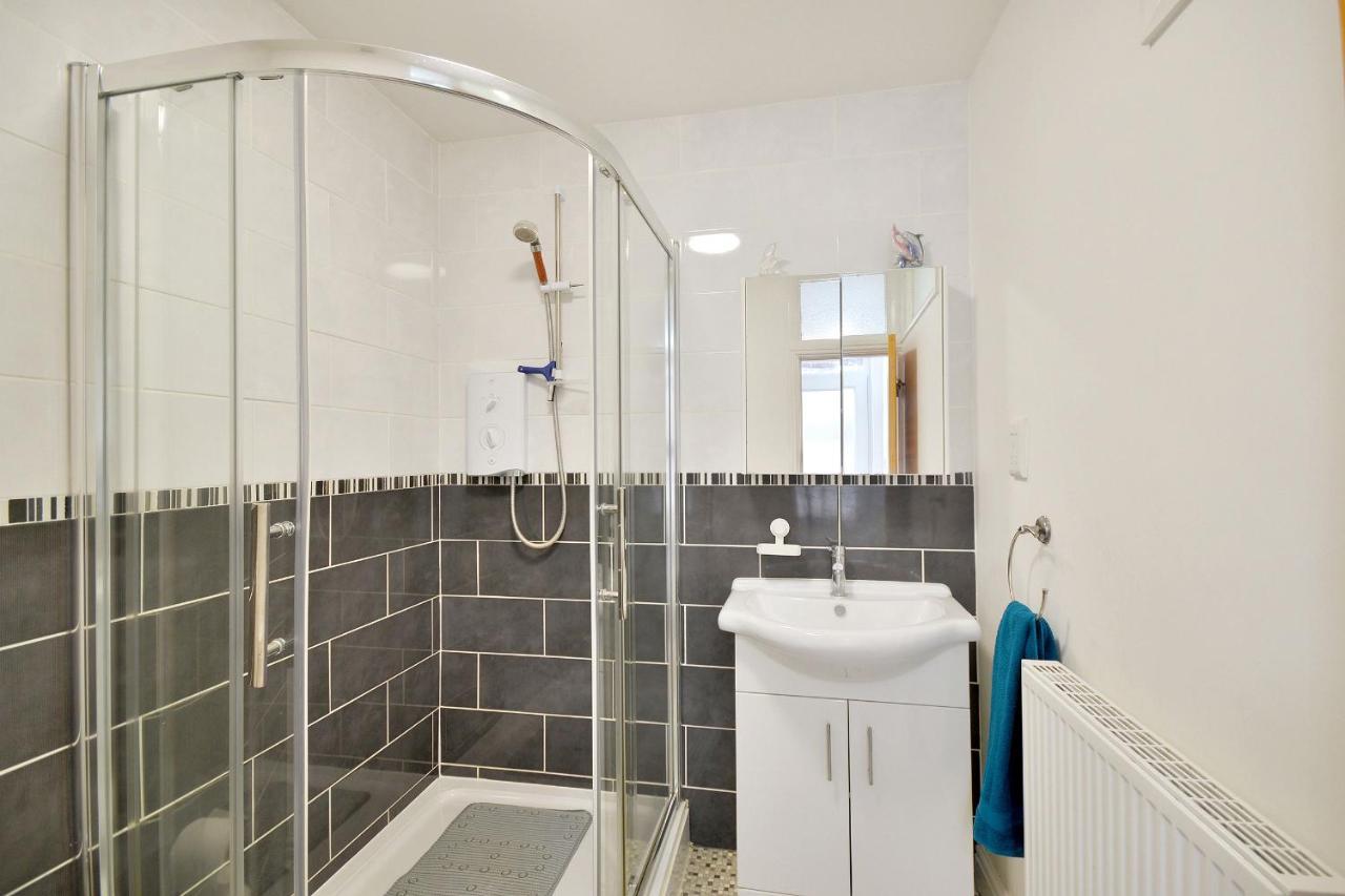 Ground Floor Apartment Up To 6 Guests With Games Chill Out Room Scarborough Exteriör bild