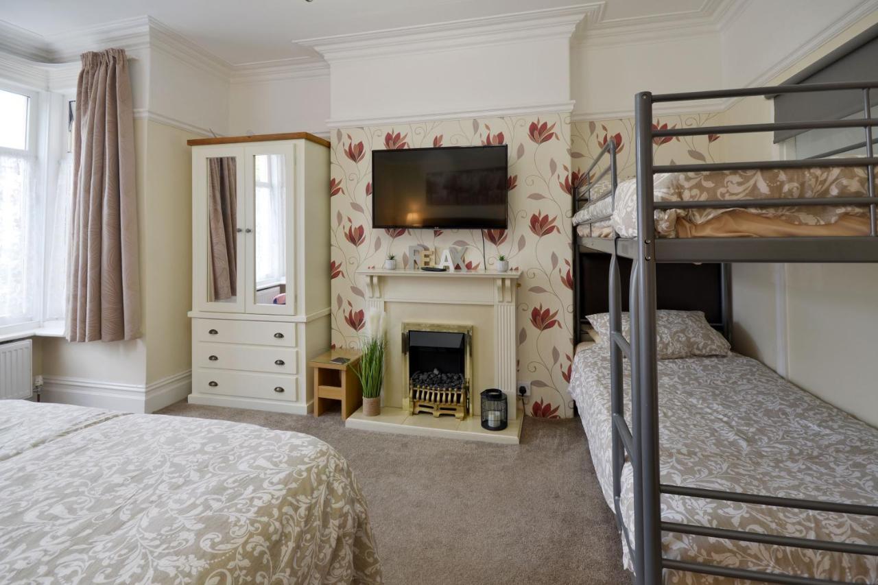 Ground Floor Apartment Up To 6 Guests With Games Chill Out Room Scarborough Exteriör bild